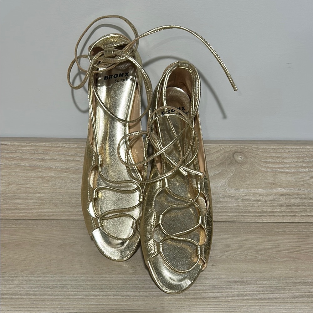 Bronx So Today Gold Open Toe Sandals Size 7.5
